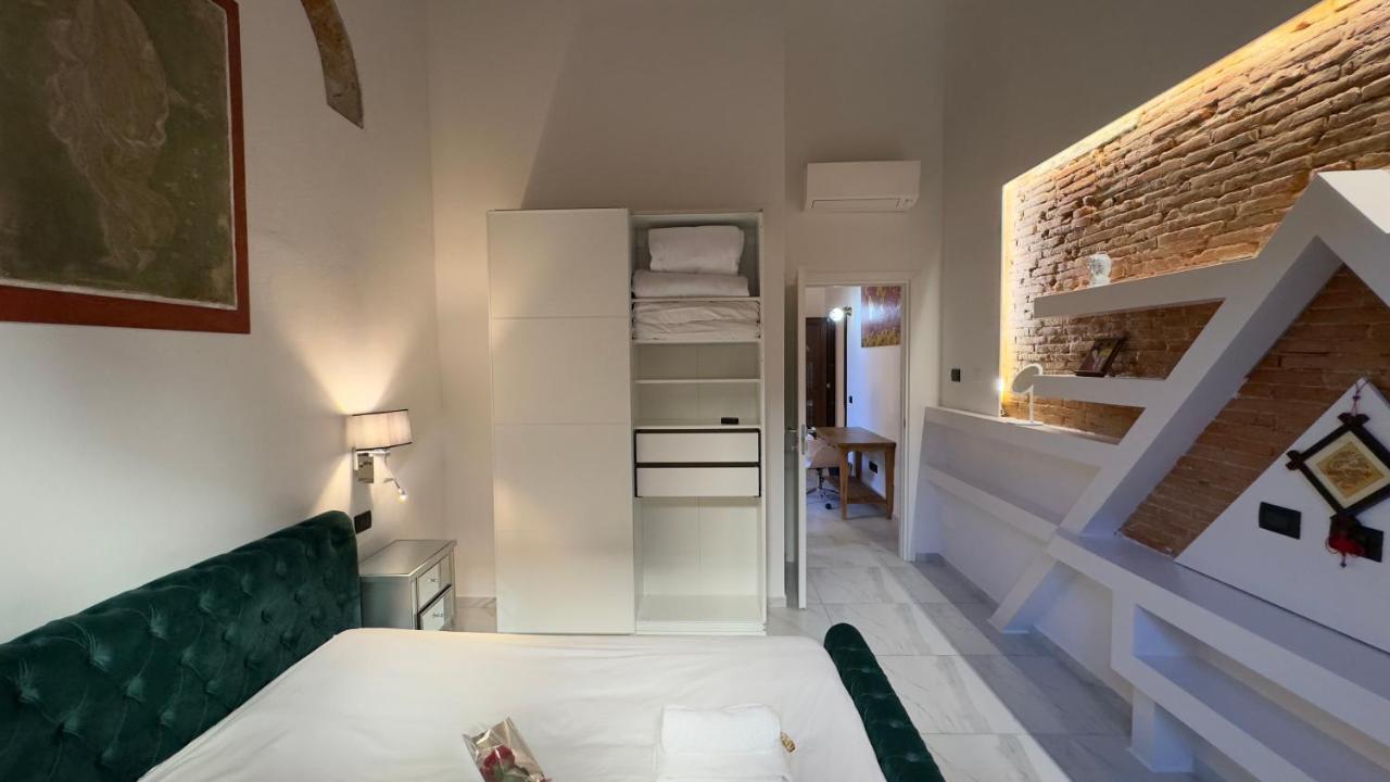 Suite Stylish & Cozy Apartment In The Heart Of Флоренція Екстер'єр фото